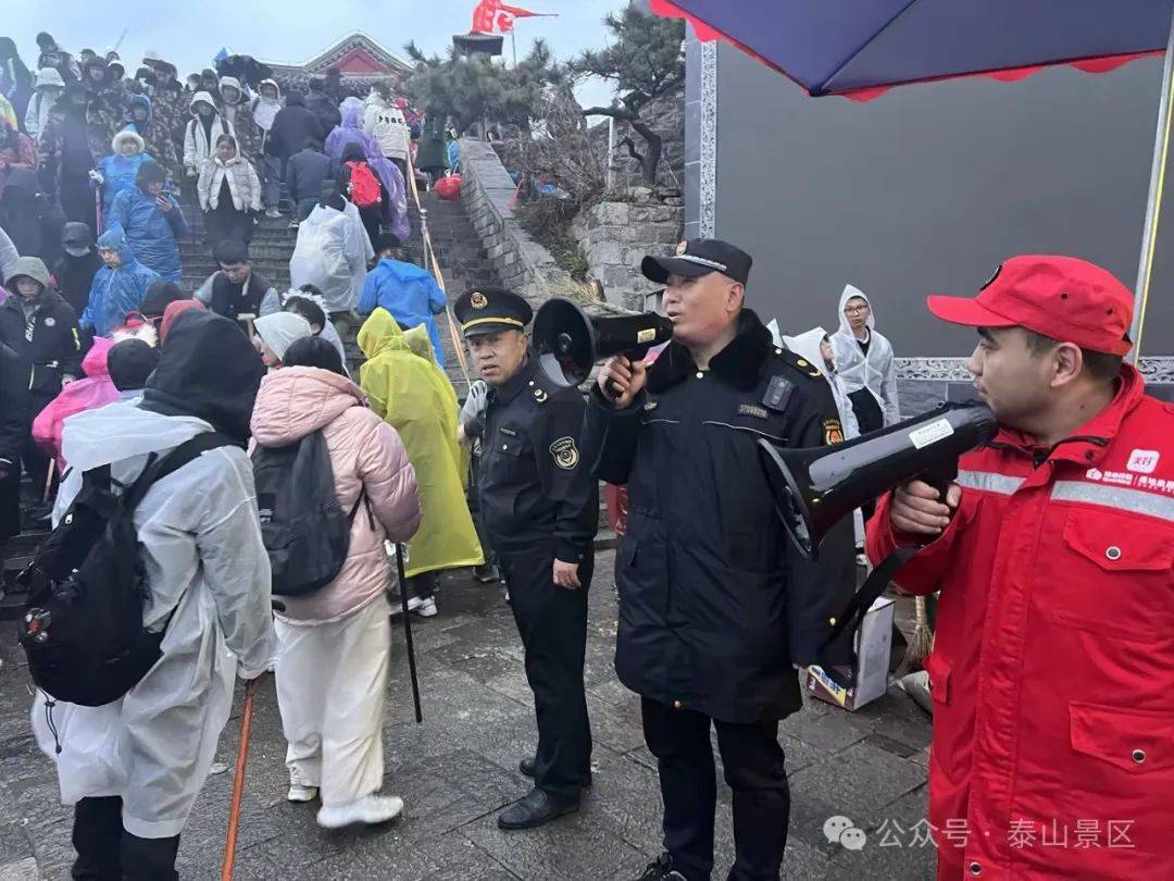 马景涛在多个景区打工的消息引起了广泛关注。据报道，这位63岁的演员在最近一个多月的时间里，先后前往了云南大理、浙江横店和山东威海等地，参与景区的工作