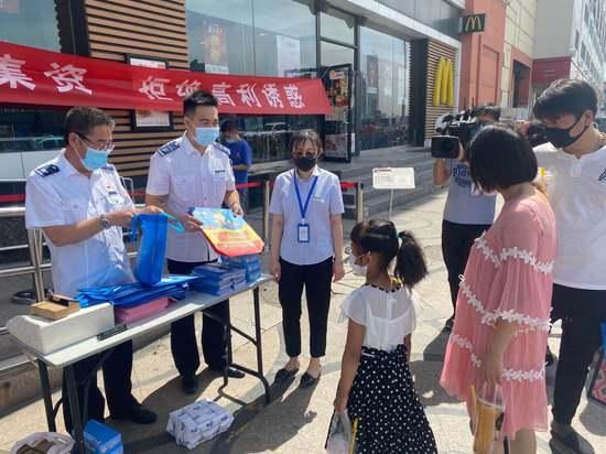 新澳门天天免费精准大全谜语与2025年新奥与香港正版免费大全,抵制欺骗的伎俩,抵制虚假造势风险