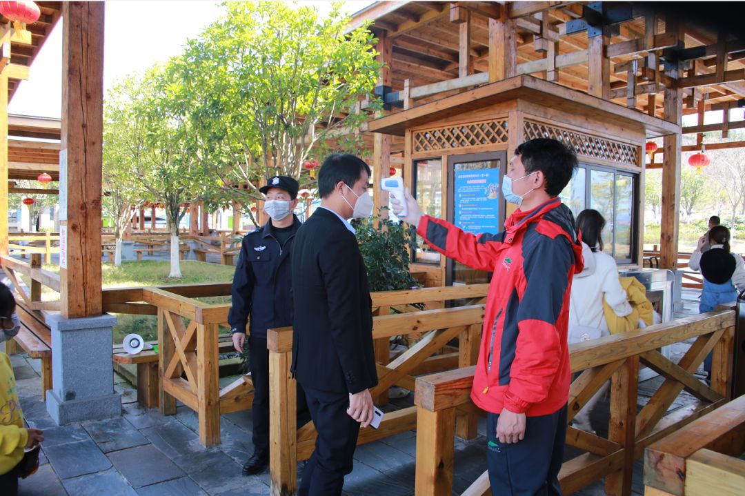 马景涛在多个景区打工的消息引起了广泛关注。据报道，这位63岁的演员在最近一个多月的时间里，先后前往了云南大理、浙江横店和山东威海等地，参与景区的工作