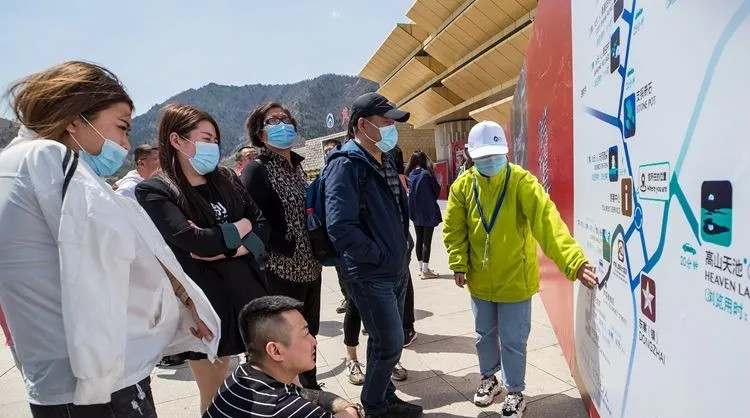 马景涛在多个景区打工的消息引起了广泛关注。据报道，这位63岁的演员在最近一个多月的时间里，先后前往了云南大理、浙江横店和山东威海等地，参与景区的工作